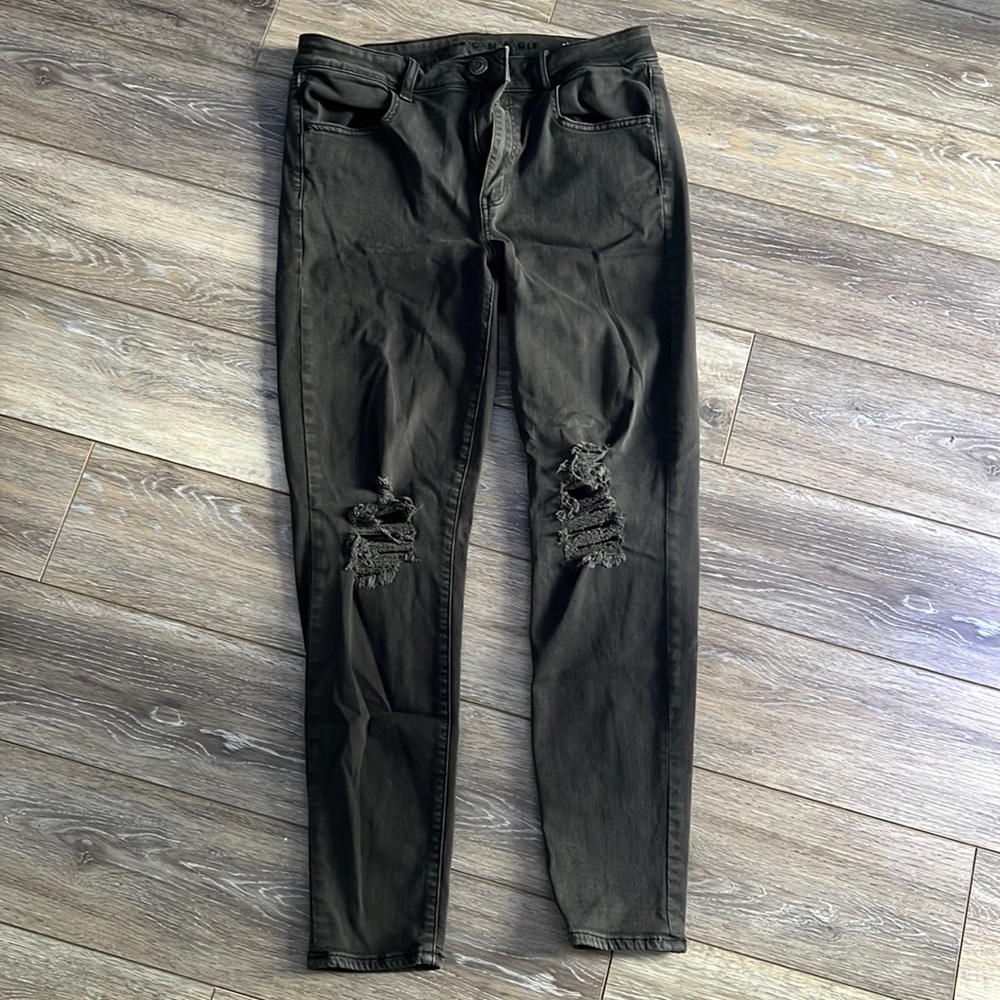 Distressed black American Eagle stretchy jeggings